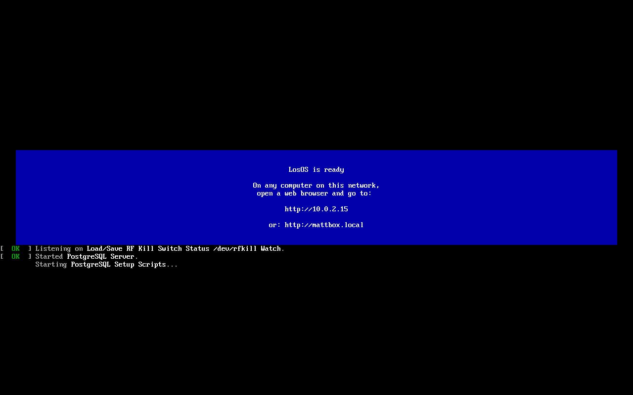 Banner na tty1 po prvom štarte: IP adresa a názov boxu, nič iné na obrazovke nie je.